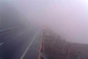 冬日駕車出行遇到團霧怎么辦？學(xué)會這7招或許能保命！