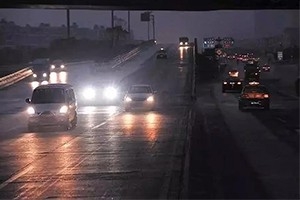 夜間開車老司機都懂：走灰不走白，見黑停下來！