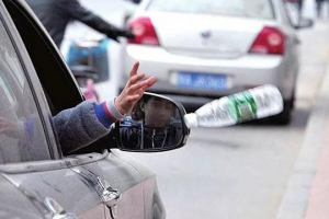 開車時這個小動作要當(dāng)心！雖然不起眼但后果很嚴(yán)重！