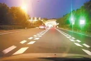 跑高速，遇到這種魚骨狀標(biāo)線千萬要注意