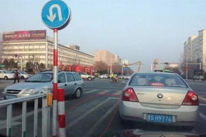 車主請(qǐng)注意！路口不要這樣轉(zhuǎn)彎，一旦被發(fā)現(xiàn)，扣8分罰500元