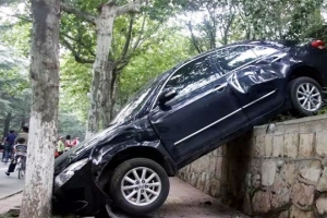 汽車剎車失靈前的4個征兆，記住了關(guān)鍵時候能保命！